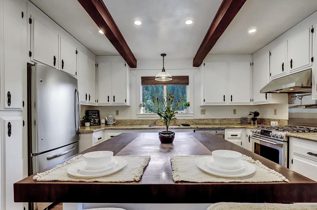 Lakeside cabin near Scotts Flat Lake